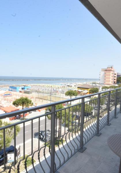 Balkon mit Meerblick und Strandresort.