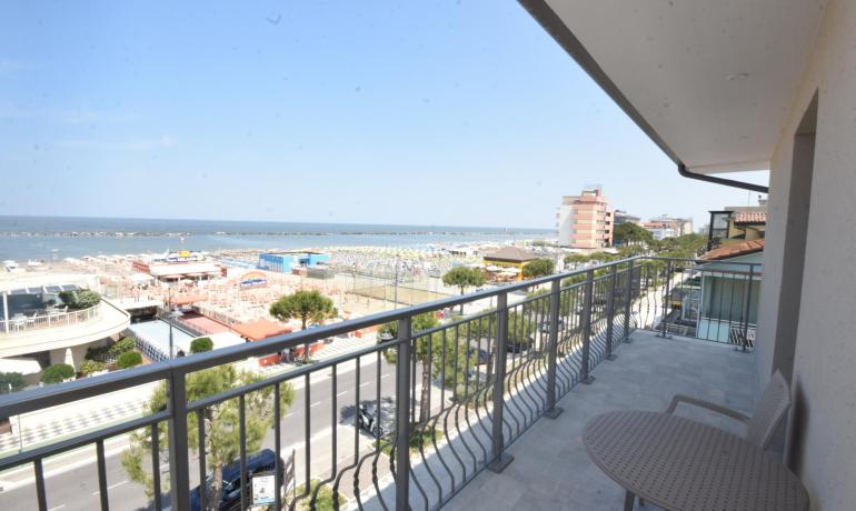 Balcon avec vue sur mer et station balnéaire.